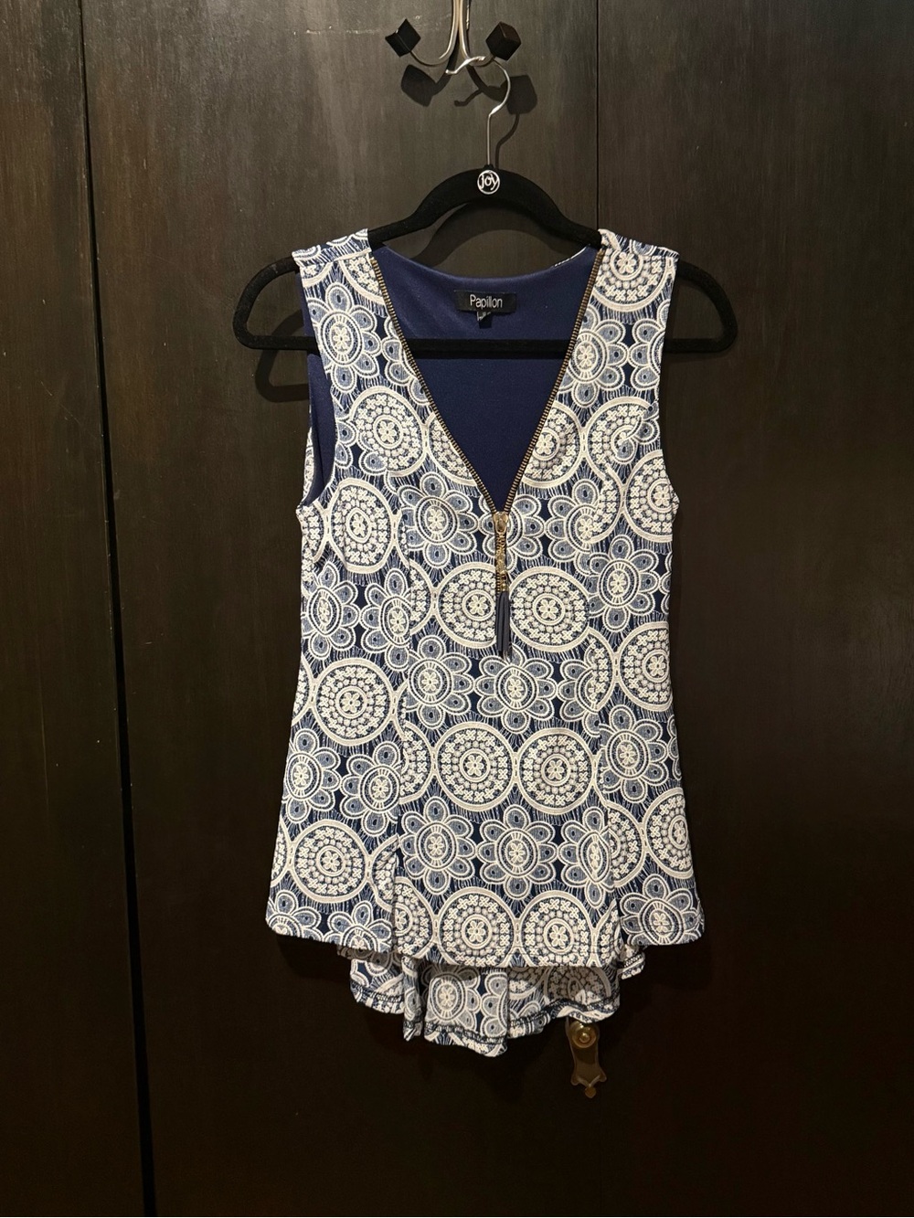Papillon Navy & White V-Neck Sleeveless Lace Pattern Top Small